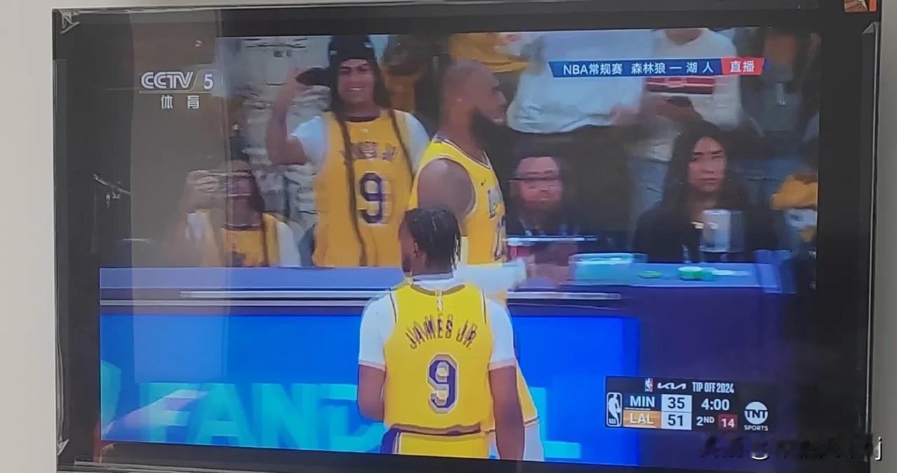 经典一刻，“父子同台”！
NBA历史的经典一刻，在24—25赛季湖人队的第一场比