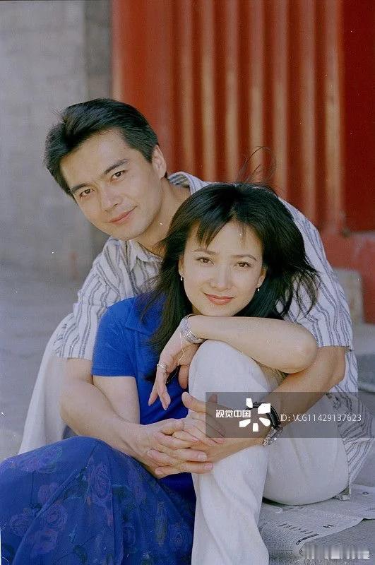 热恋时期的何晴和许亚军何晴与许亚军曾因合作电视剧《风荷怨》相恋，2001年生下儿