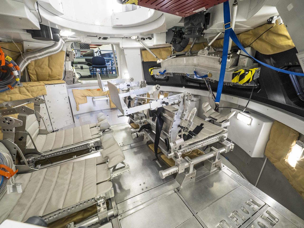 阿尔忒弥斯二号猎户座飞船内部空间画面，将搭载四名宇航员在 9 立方米的空间内度过