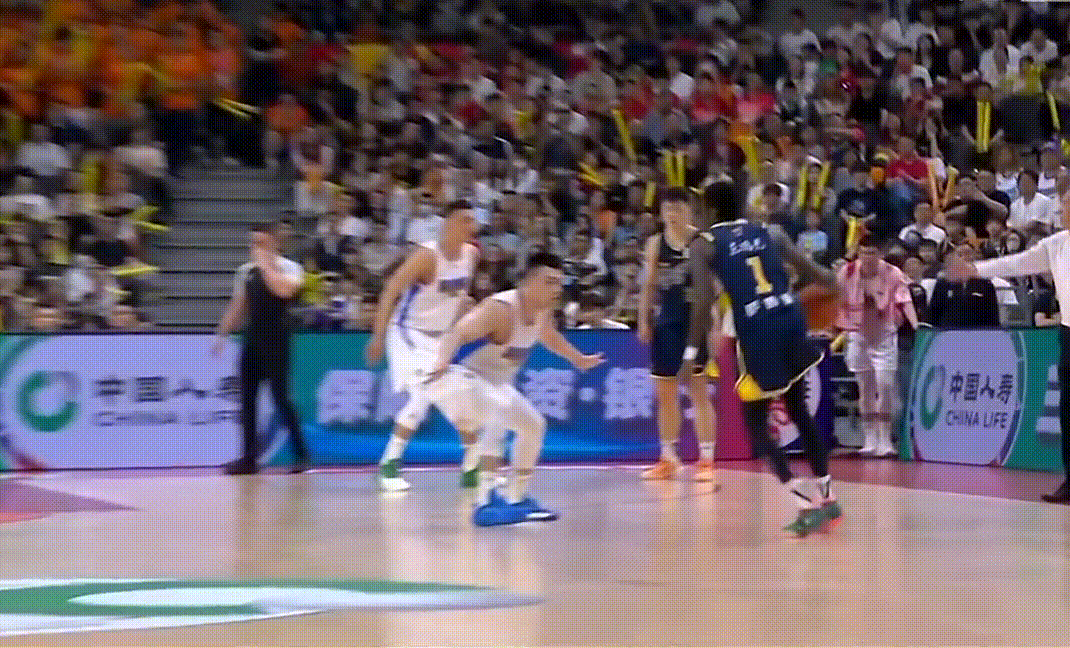 奶茶哥萨姆纳点名防守球员，投进不讲理三分球将比分扳平！常规时间剩下最后16.7秒