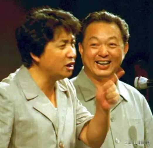 2017年，相声大师唐杰忠因癌症去世，半年后，妻子也随之而去，一双儿女伤心不已。