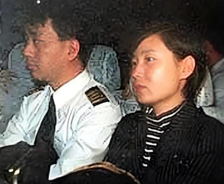 1998年，国航机长袁斌只因为不满分房制度，携带着妻子，驾驶载有95名乘客的飞机