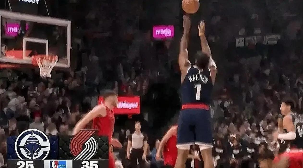 哈登太难了，快船又露出原形了！在今日快船对阵开拓者的首节比赛中，登抛投打板命中首