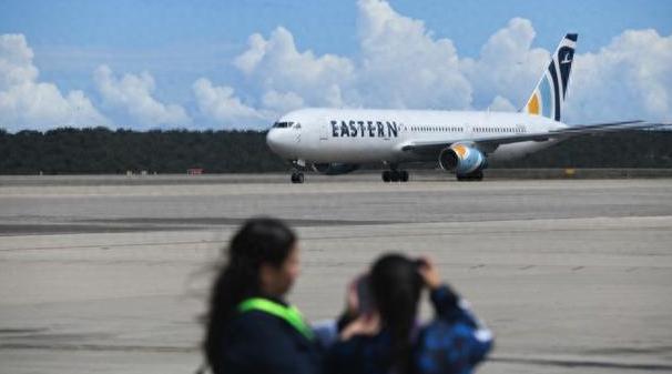 刚收拾好简陋的行李，攥着好不容易拿到的登机证明，满心期待能踏上回家路的委内瑞拉移