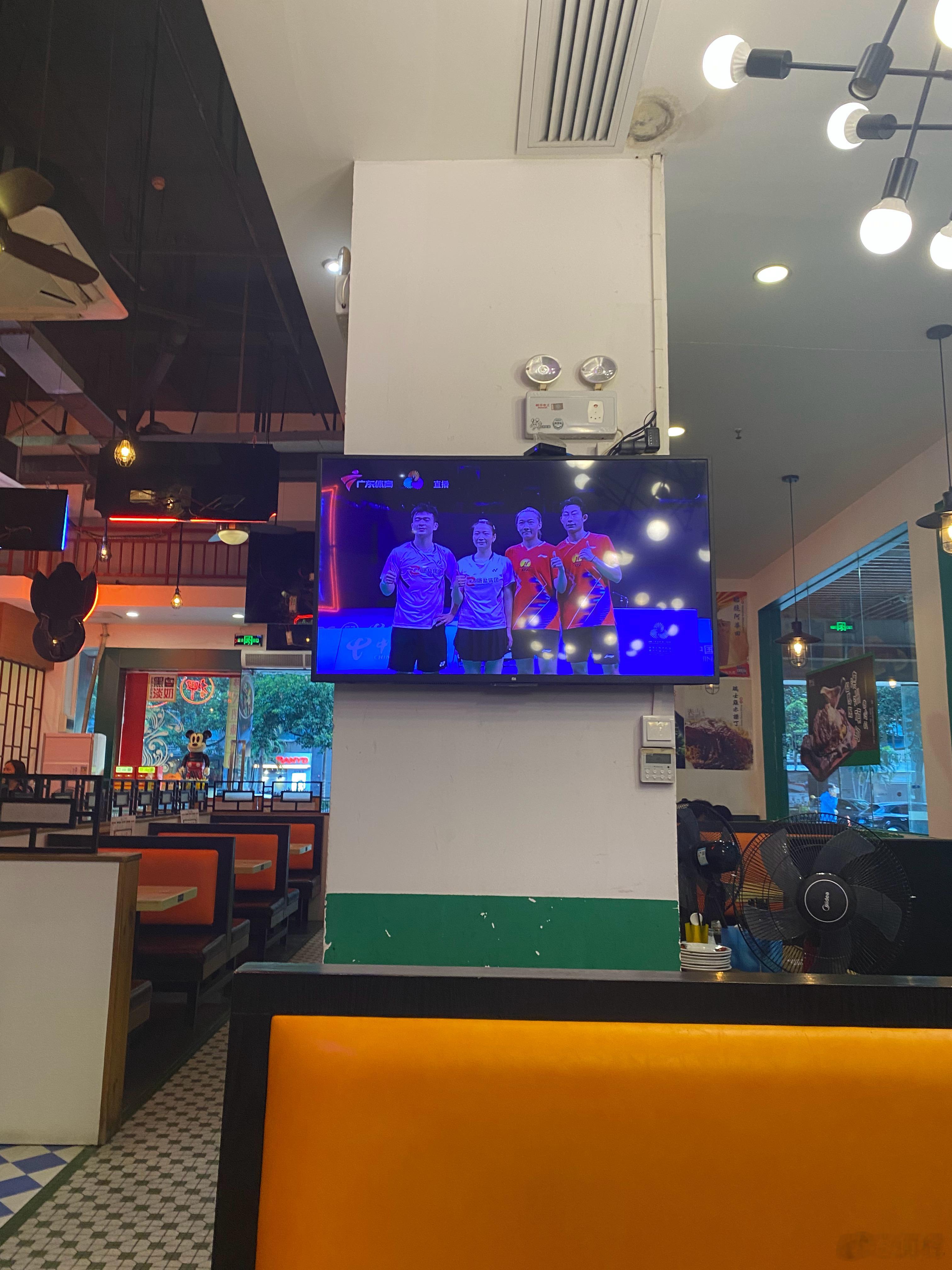 茶餐厅食紧嘢，然后回台，恭喜郑思维及黄雅琼！ 