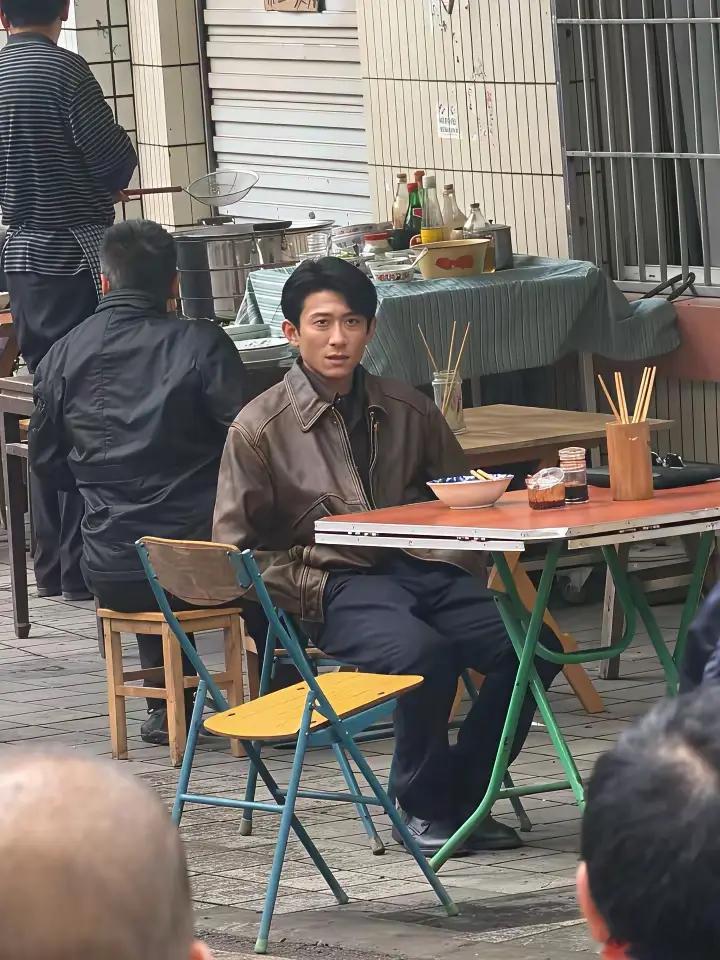 太熟悉张一山了，也太熟悉刘星，所以说看他演大人有一股反差感 