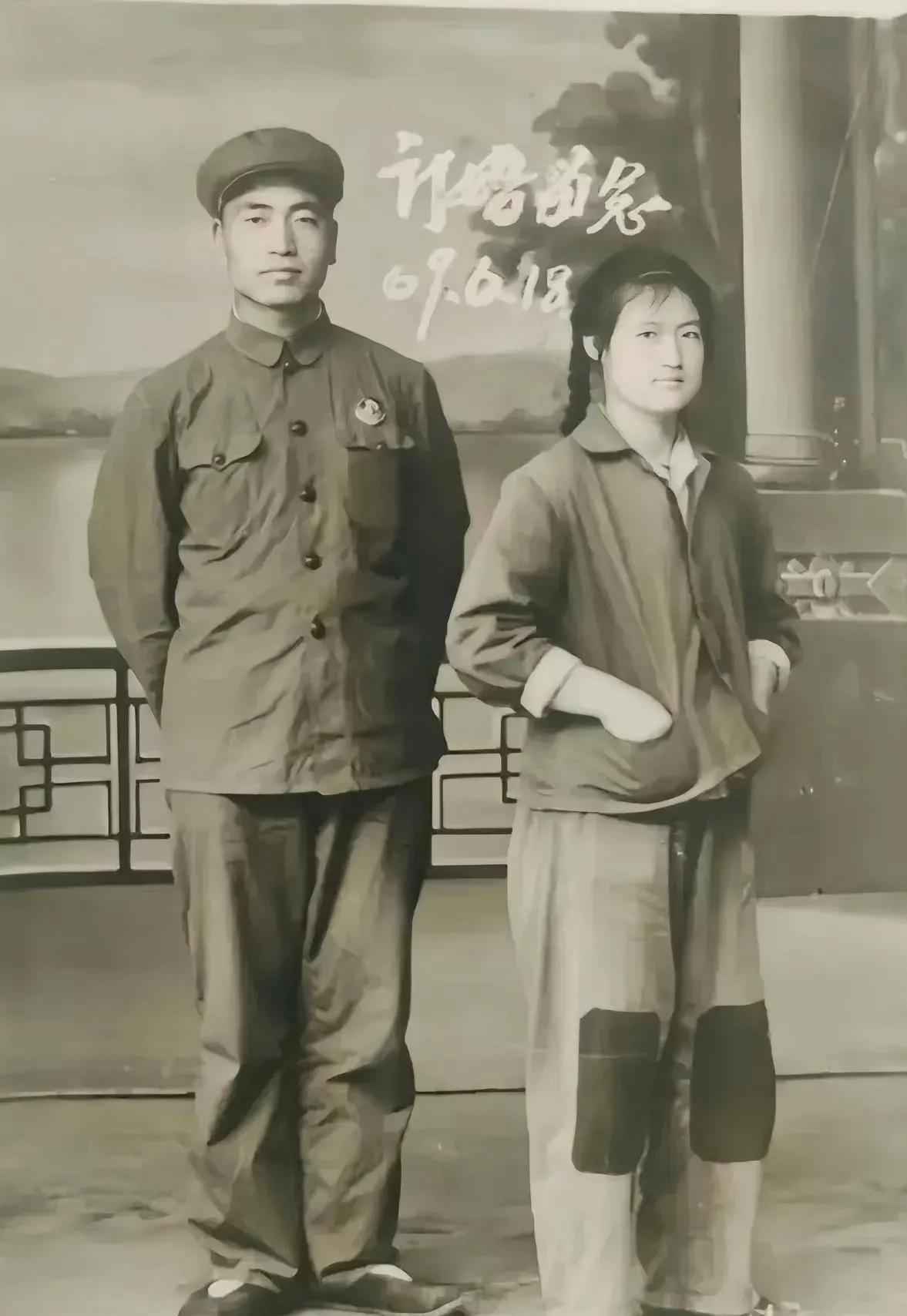 发一张六九年爸爸妈妈的结婚照。
那时候以艰苦朴素为美德，大家也没有感觉不好。
#