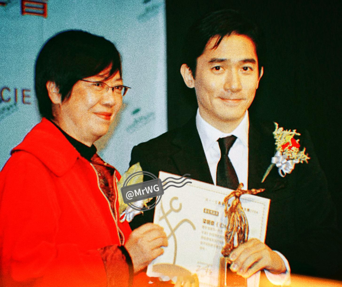 梁朝伟[超话]搭乘花絮去幕后 腼腆可爱虎的萌萌一笑——2005年第11届香港电影