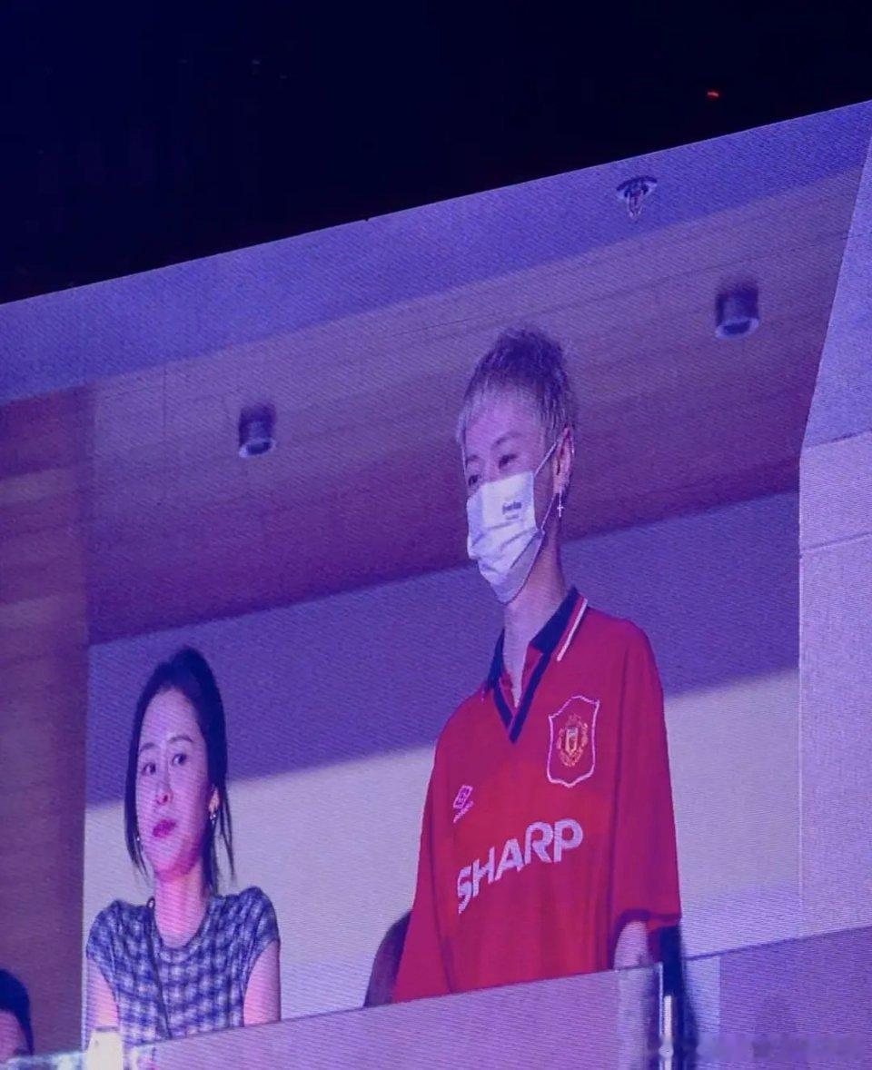 张碧晨的私人生日会上，久未露面的鹿晗作为好友到场祝贺，现场献唱《爱很简单》烘托气