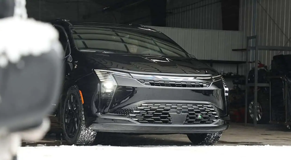 2027款克莱斯勒大捷龙官图曝光。前脸换装回旋镖灯组+双段格栅，首次搭载发光翼形