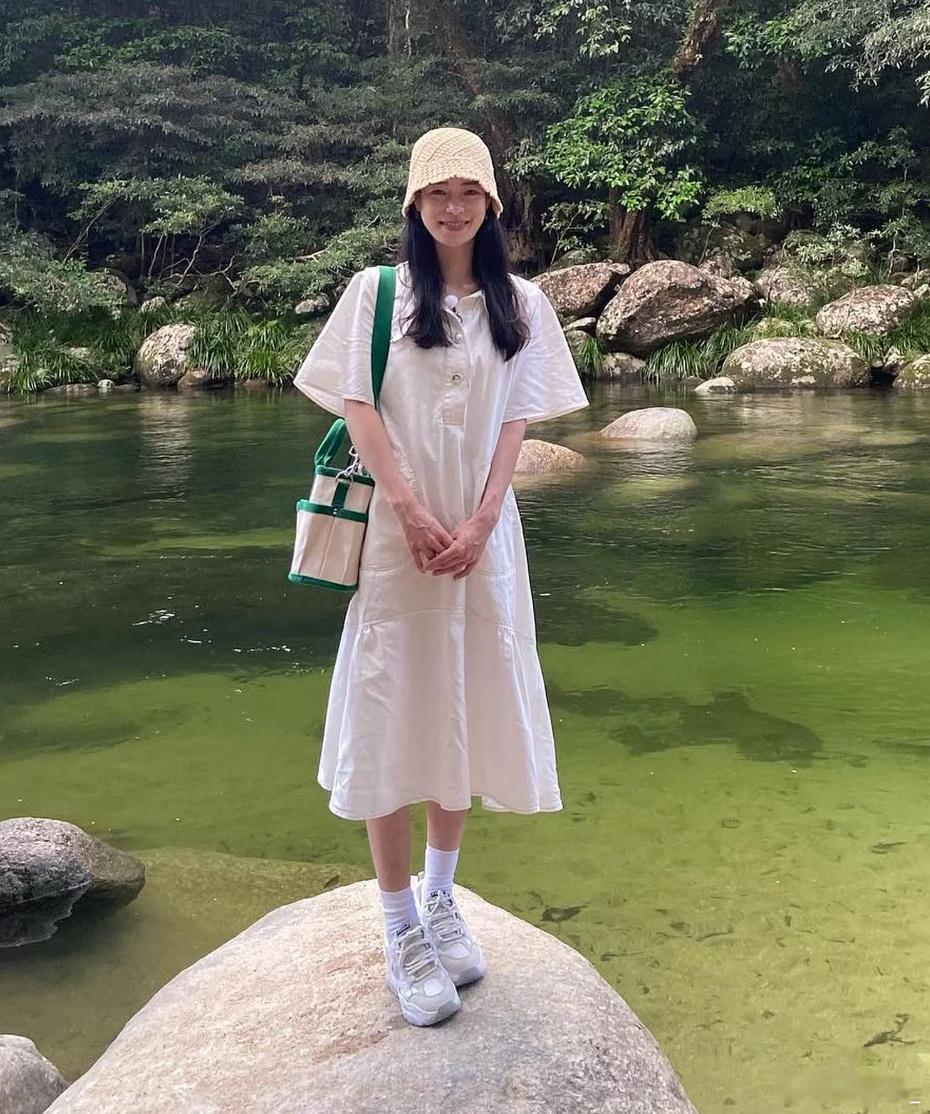 林智妍三套私服各有韵味：黑色背带裤搭配亮蓝色上衣，打造清爽男孩感，减龄又灵动；宽