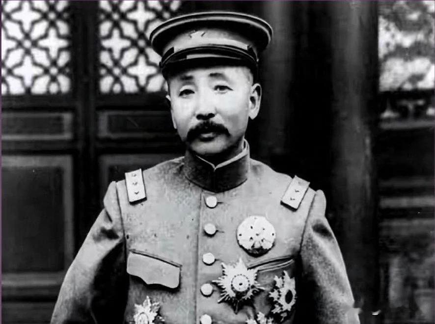 帅府红焖鸡吃出苍蝇，张作霖怒要杀老厨子，二夫人三句话救下人命

1925年奉天帅