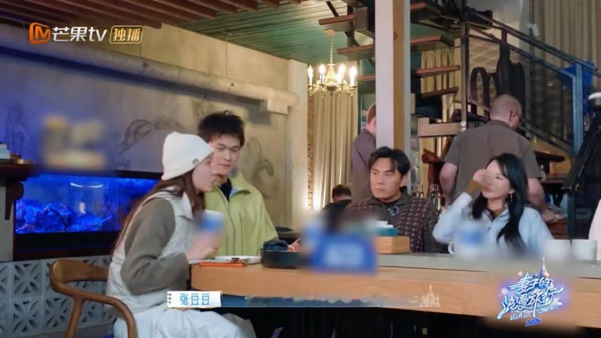 孙杨让张豆豆说自己有八块腹肌妻子的浪漫旅行节目互动孙杨悄悄示意张豆豆夸赞腹肌，被