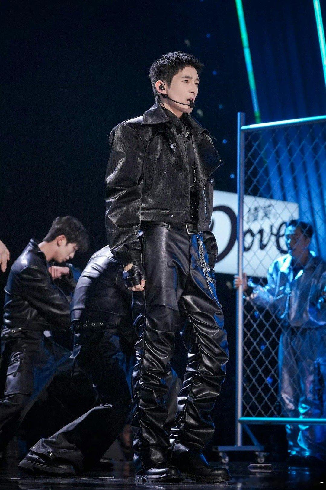 一个小孩难住了危晋宇练习冠军夜的歌曲《大小孩》时精益求精，“一个小孩”的咬字不断