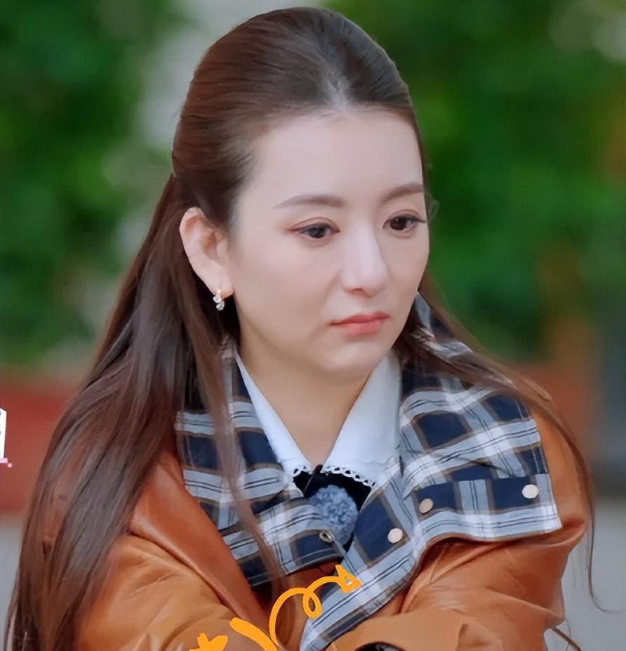 方媛在桃花坞被说不合群，

不是高冷，是你没看懂她的处境！

看《五十公里桃花坞