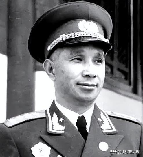 1959年的军委会议上，主席坐下后，突然发现一张熟悉的面孔没有来，于是非常生气，