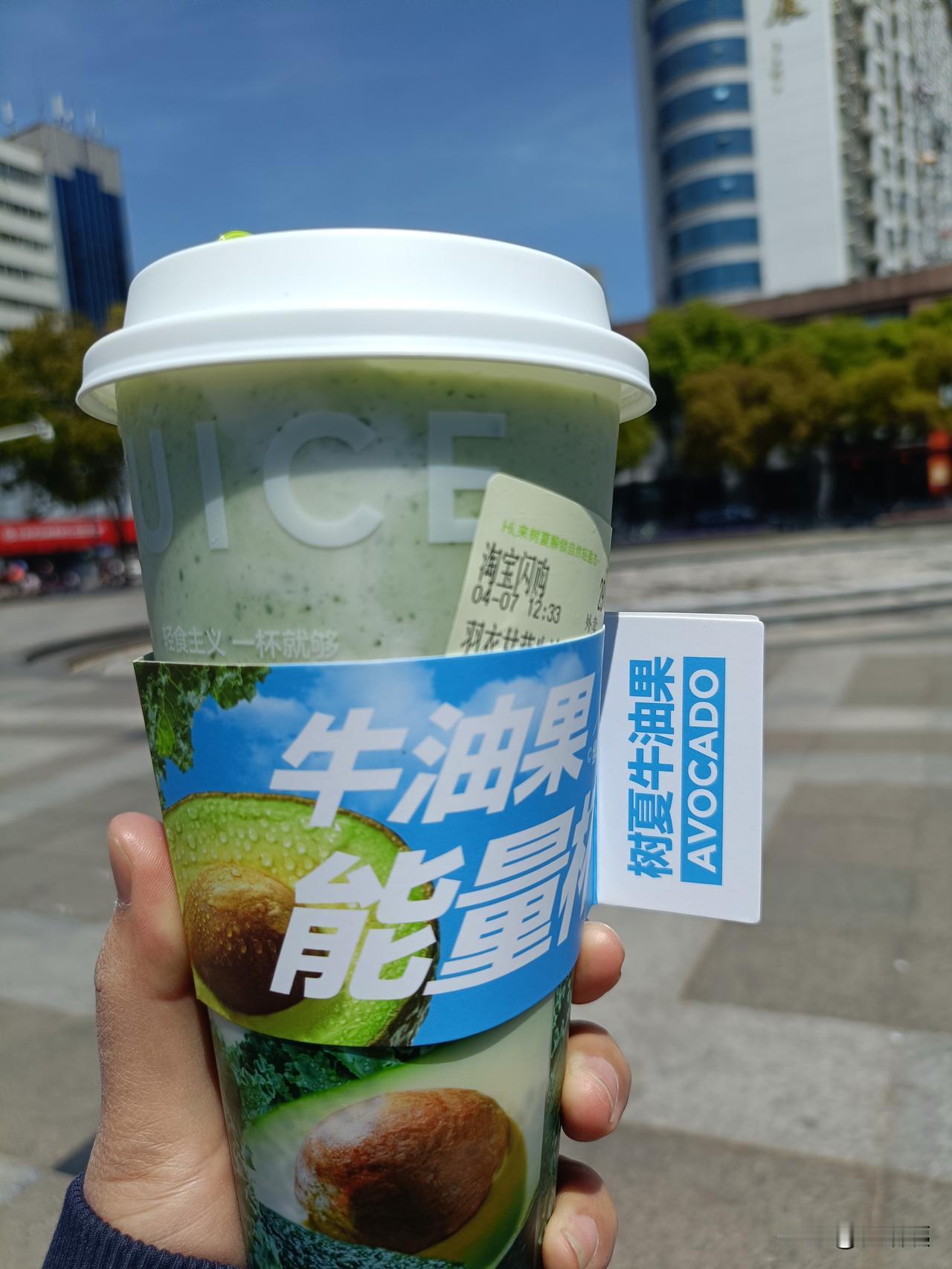 朋友圈都在晒秋天里的第一次奶茶[比心]
我可能老了，我是早上一杯奶，白天一杯茶，