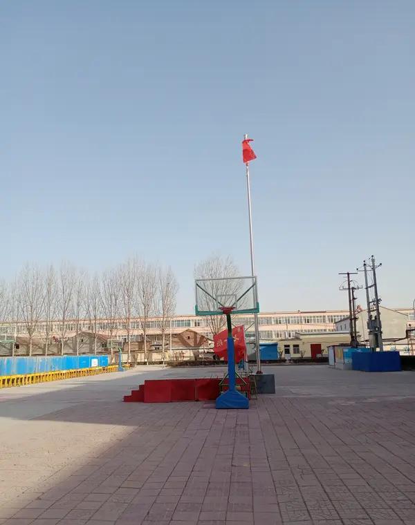 在过去的教育环境中，个人经验常常揭示教育公平的不足。
比如，有位学生在高一时，班