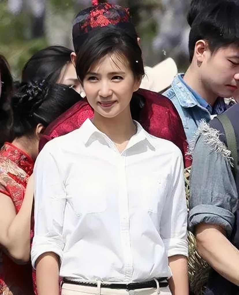 这是“万人迷”陈好，在中戏与学生们在一起时的照片，这种成熟的美让人心动。

一身