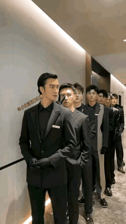 一个个西装革履，光鲜亮丽。这些都是在Ktv服务的工作人员，他们工作轻轻松松，主要