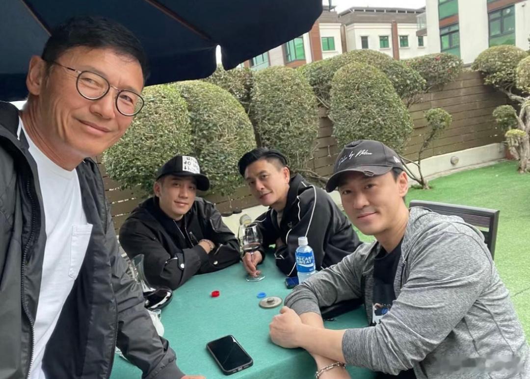 黄宗泽晒合照，港剧的半边天都在这里了～ ​​​