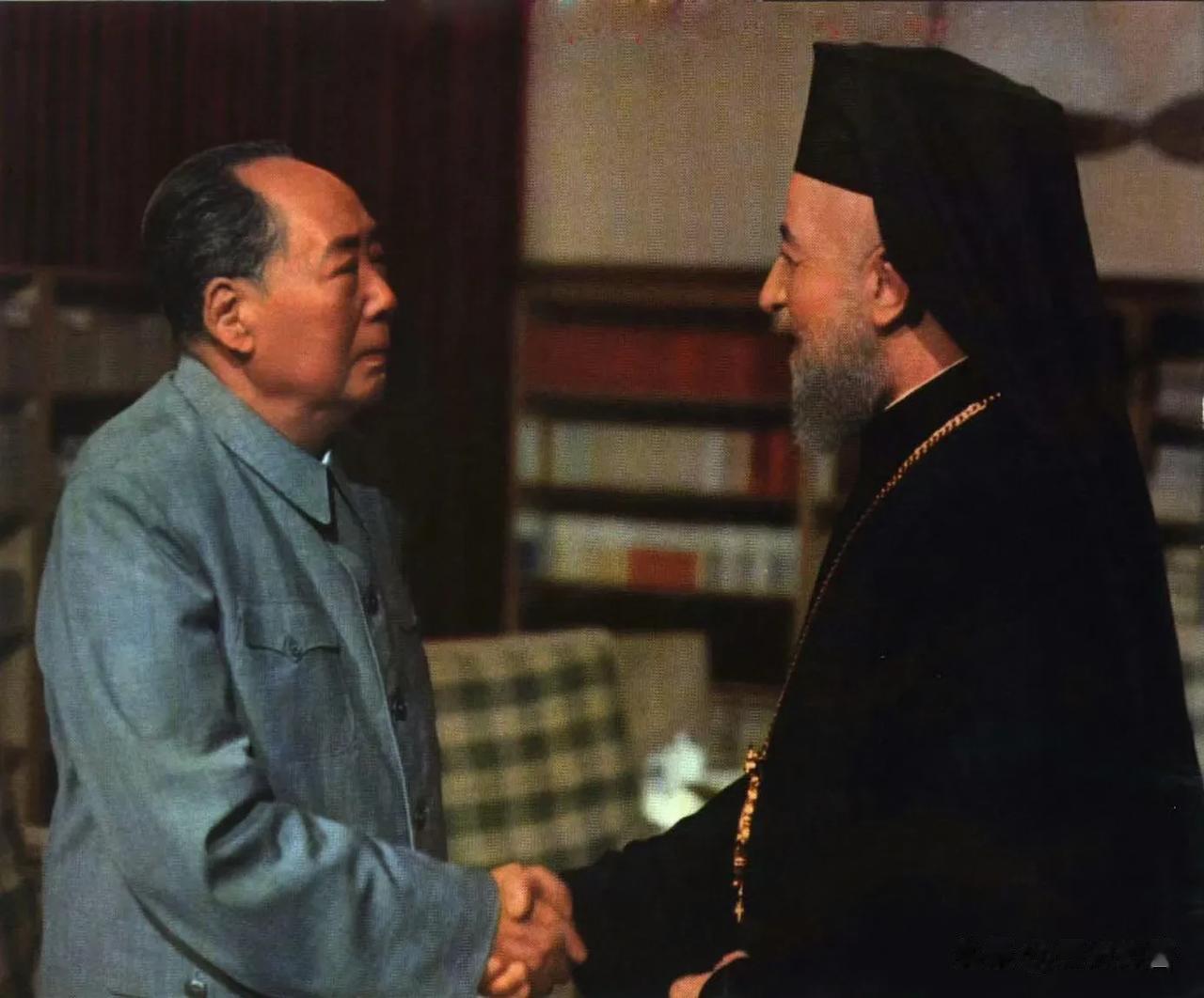 1974年5月18日，毛泽东主席在书房会见塞浦路斯共和国总统马卡里奥斯大主教。