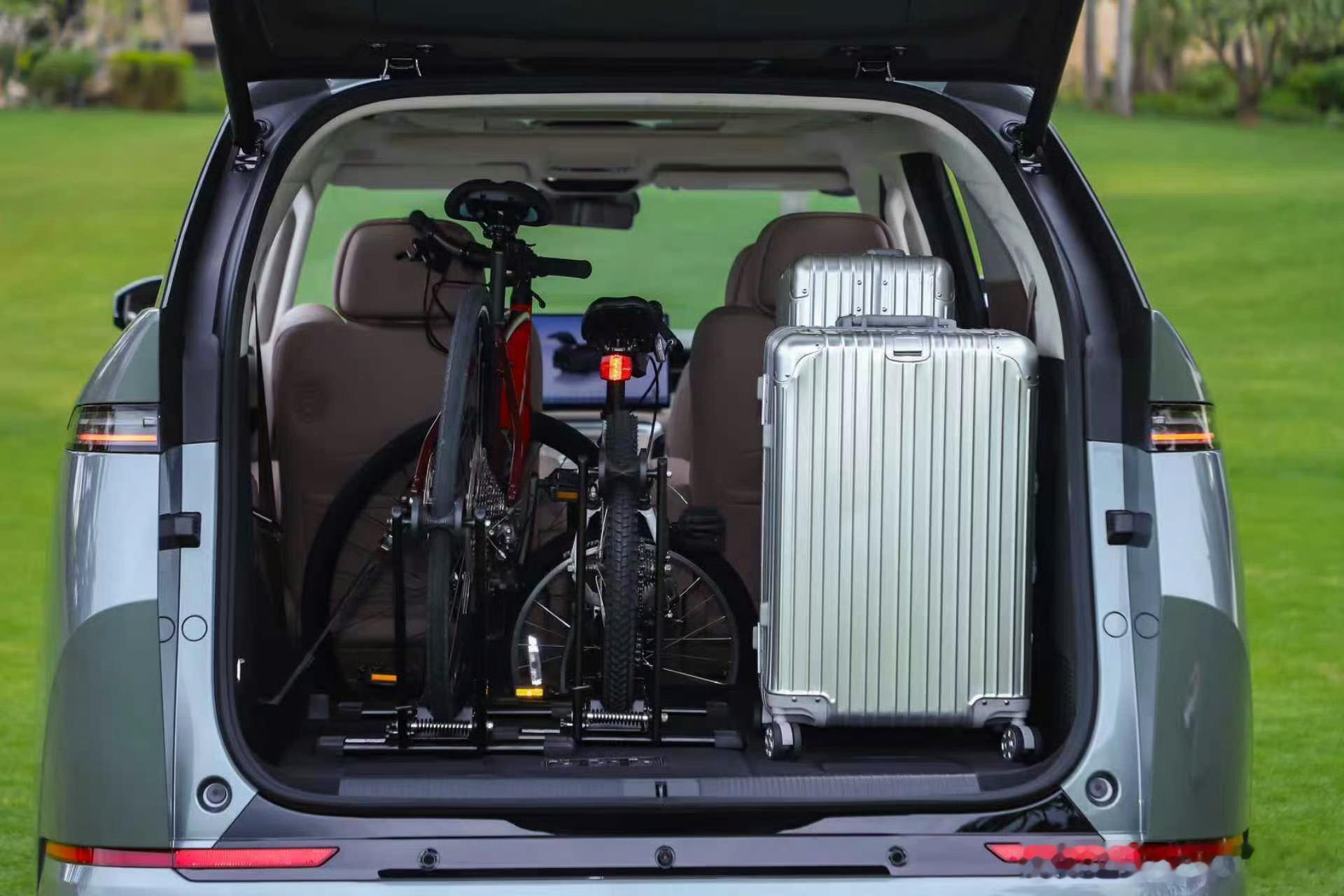 如果说理想是“行走的客厅”，那小鹏X9更像“生活空间的变形金刚”。新款小鹏X9首