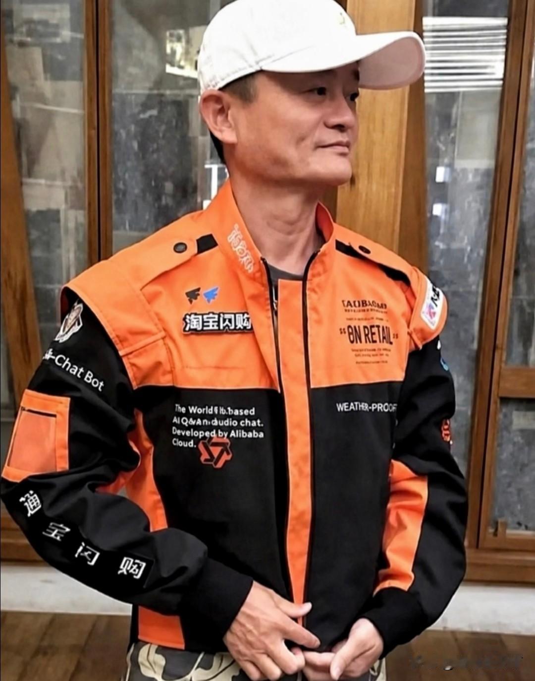 马云身穿淘宝闪购的外卖员制服，相对于其他单位的外卖人员的服装，淘宝闪购有着较强的