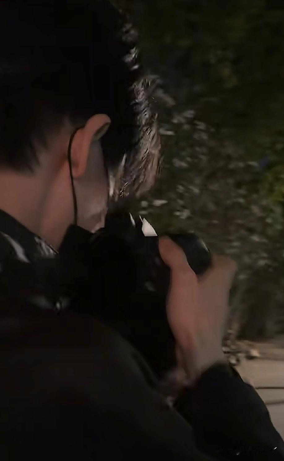 这算不算行走的“招生简章”呢？南师大赚到了！

张凌赫深夜独自回母校，拿着相机悠
