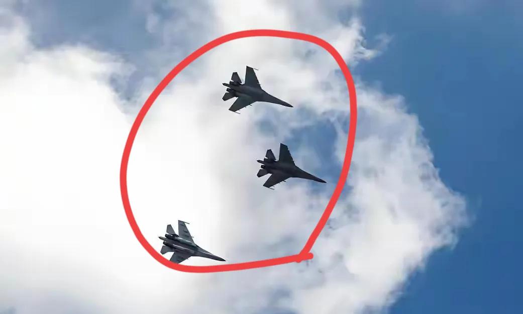 东部战区近日在台岛周边展开的大规模实战化训练，可绝不是例行散步那么简单。多架轰-