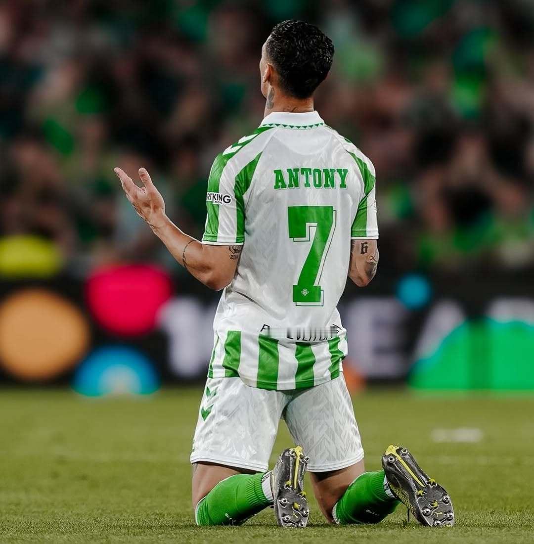 🚨🚨🚨安东尼伤病已痊愈，他将会随队客战皇家马德里。 