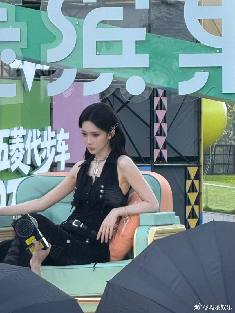 孟子义踩车上好霸气孟子义像是来谈收购的 成都活动现场，她直接踩上车站稳，单手插兜