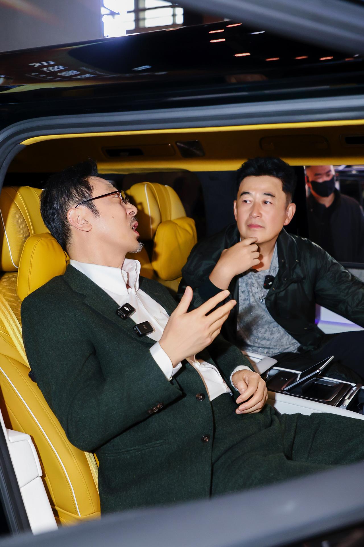 车内飙戏：“李丰田”和“高明远”在仰望U8L后排喝茶飙戏，全场看呆了
仰望展台今