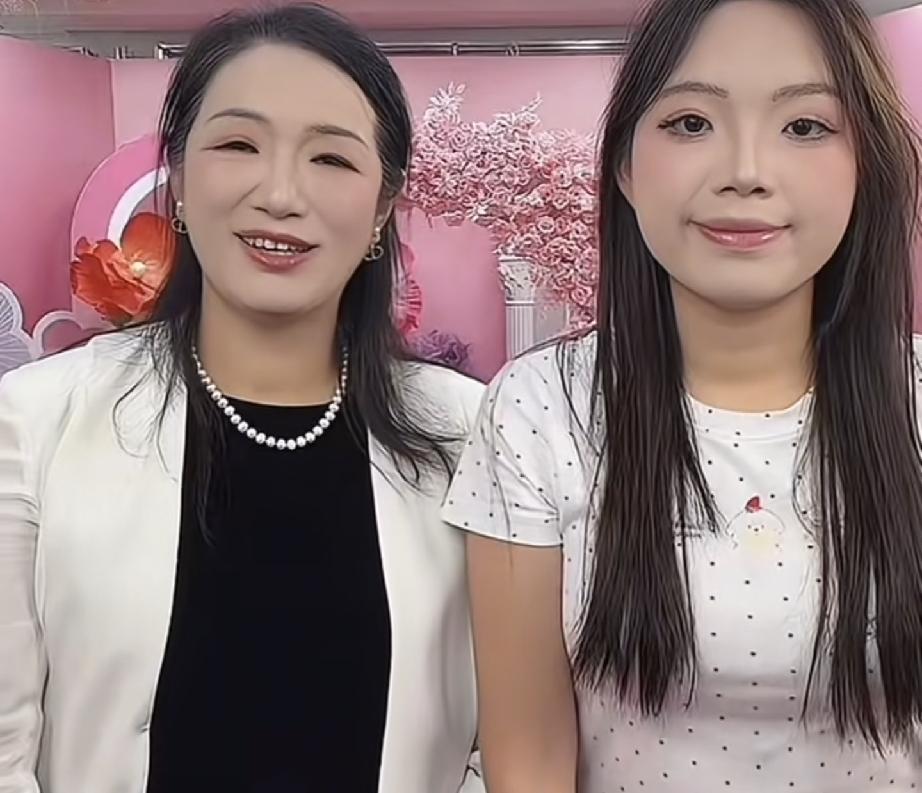 艺达说:已经给谢炜琳报班了
这次许健华直播虽然她和谢炜琳是主角
但是艺达在直播间