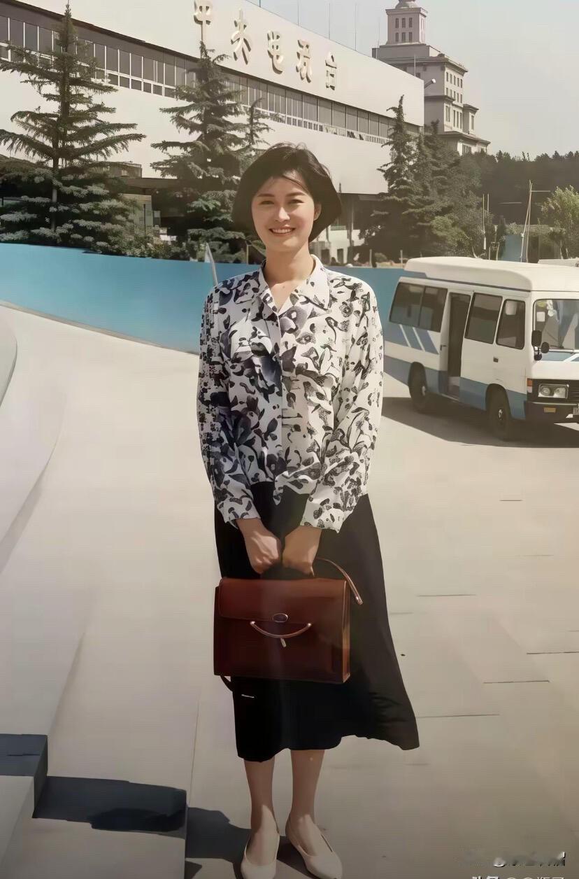 这张老照片定格于1994年，39岁的敬一丹在中央电视台老楼的门外留下了这帧影像。