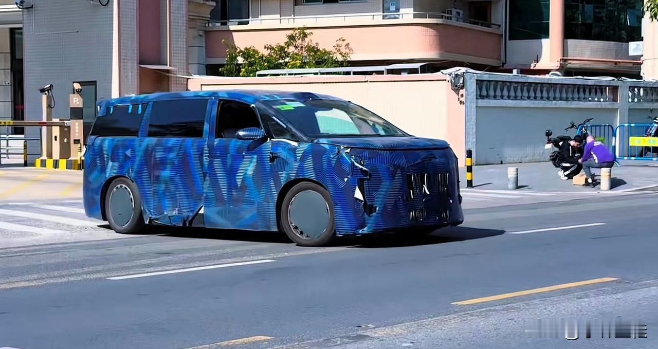 传说中的腾势D9L超清伪装图来了！
如果要用一个词来描述的话，那只能用大、很大、