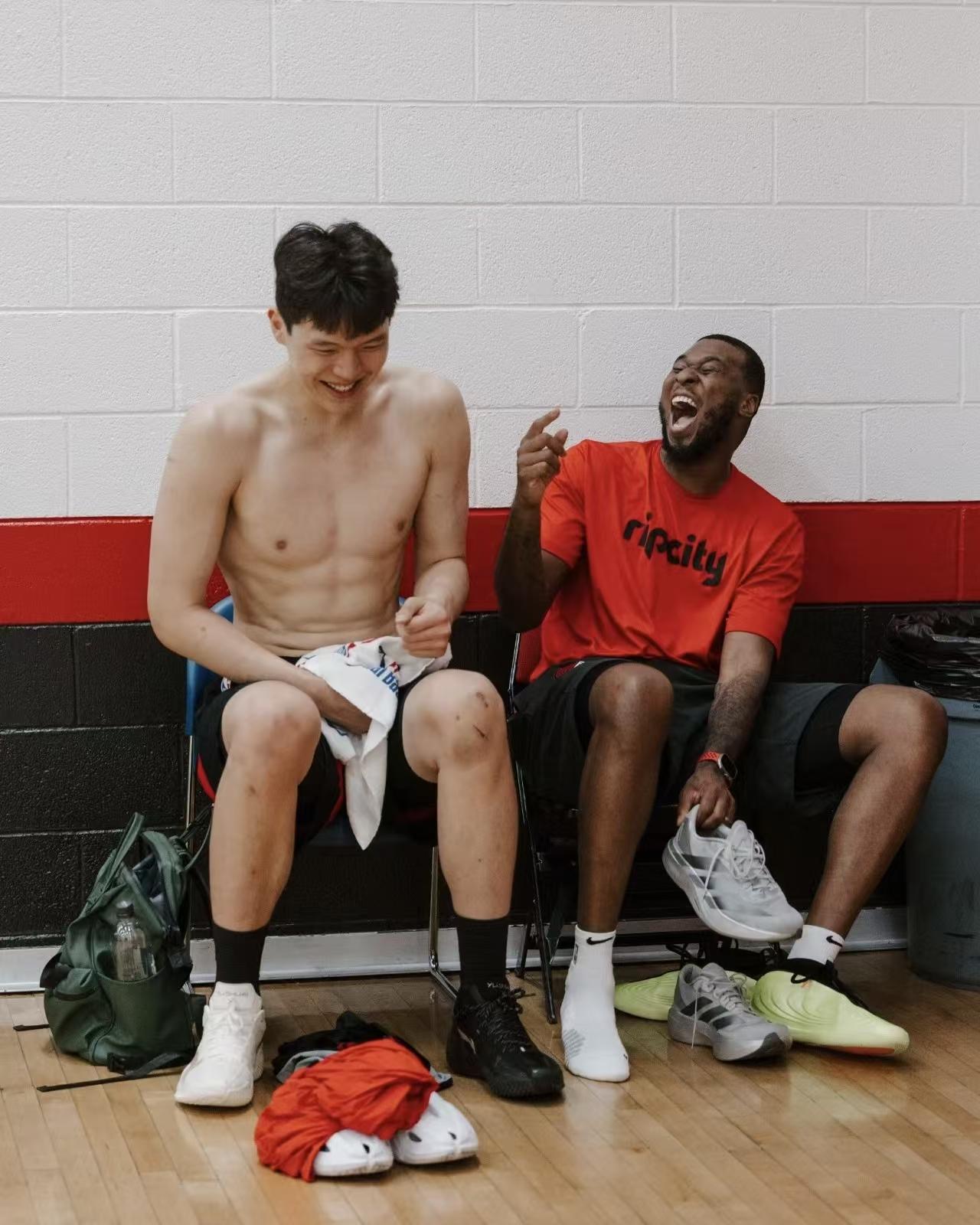 NBA夏季联赛，开拓者对阵掘金的比赛中，杨翰森在比赛中首发出场。第一节比赛一开始