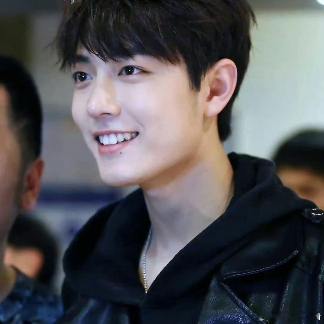 站姐发的早期肖战我的天呐，这也太帅了，我相中了啊啊啊，就算他不红，这现实中也是人