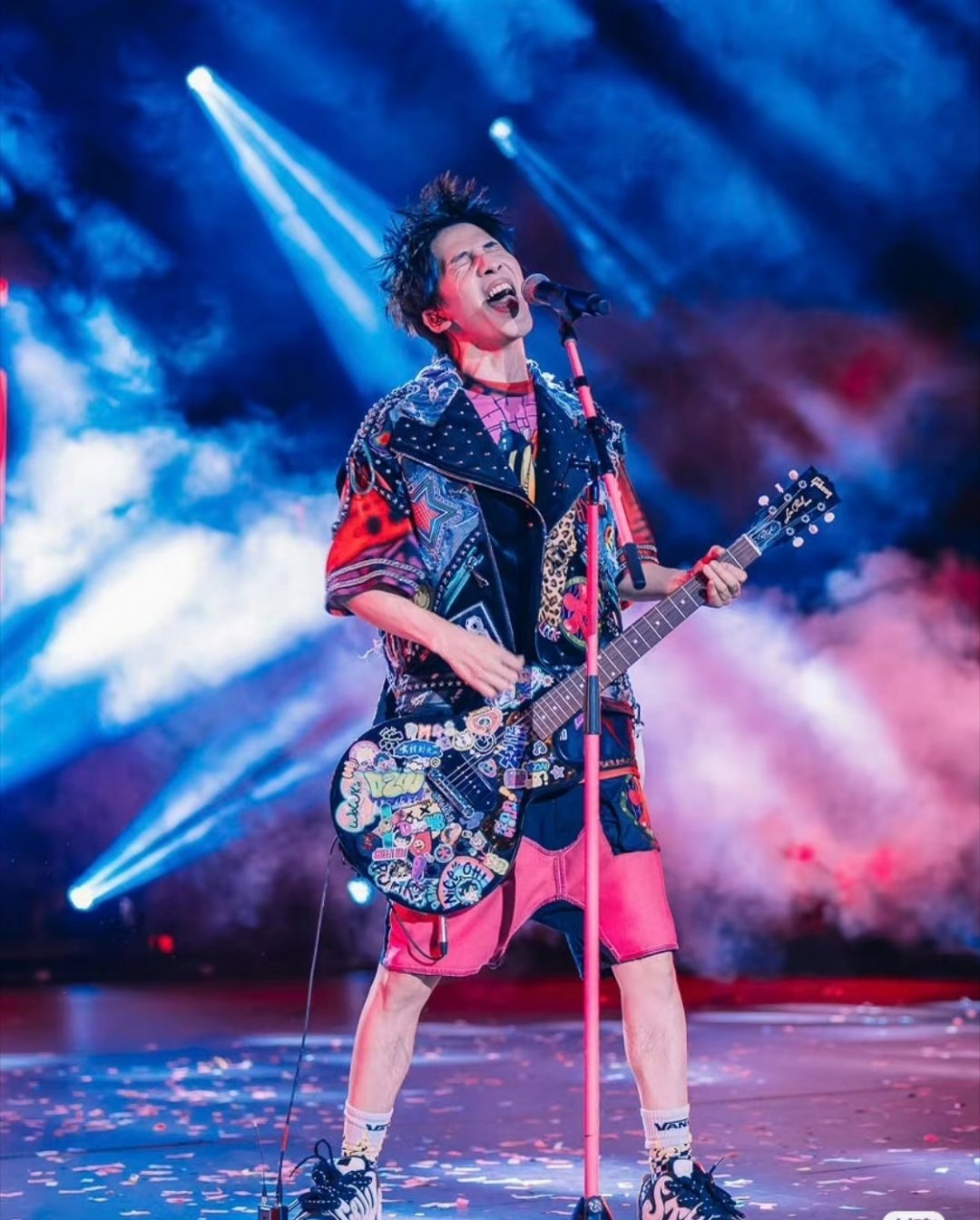 其实这话挺实在的，不是否定友情，而是看清圈子规则。很多关系都是工作交集，热闹归热