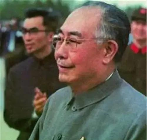 1992年，吴德坐在家里的客厅里，专注地观看电视节目。

突然，一则新闻引起了他