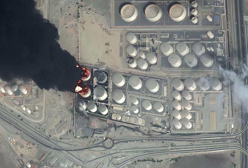 伊朗打红眼了！

这是阿联酋富查伊拉石油工业区内，据卫星平台 Soar Atla