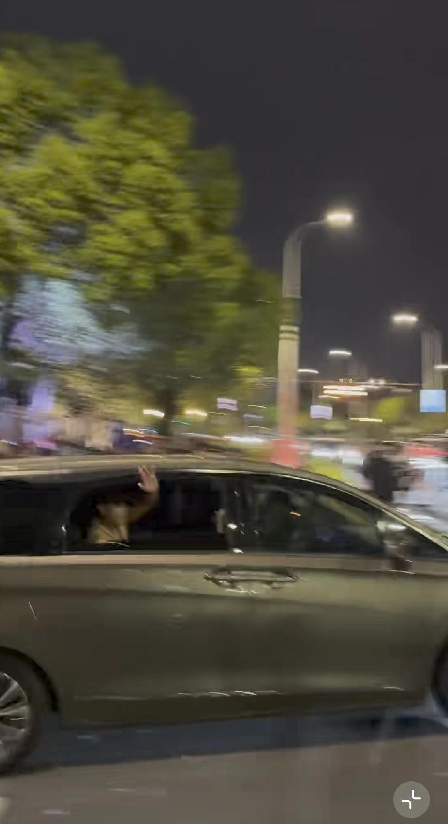 周杰伦真火啊，第3场结束后回酒店都被粉丝蹲守了！

4月5日，周杰伦杭州演唱会的