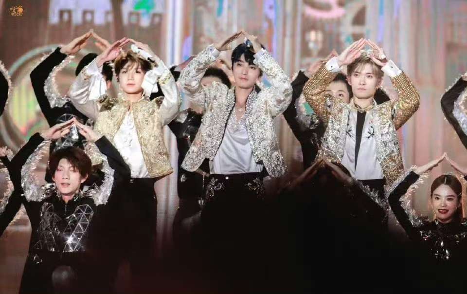 TFBOYS出道12周年三人卡点营业 十二载同行 TFBOYS初心不改时针停在约