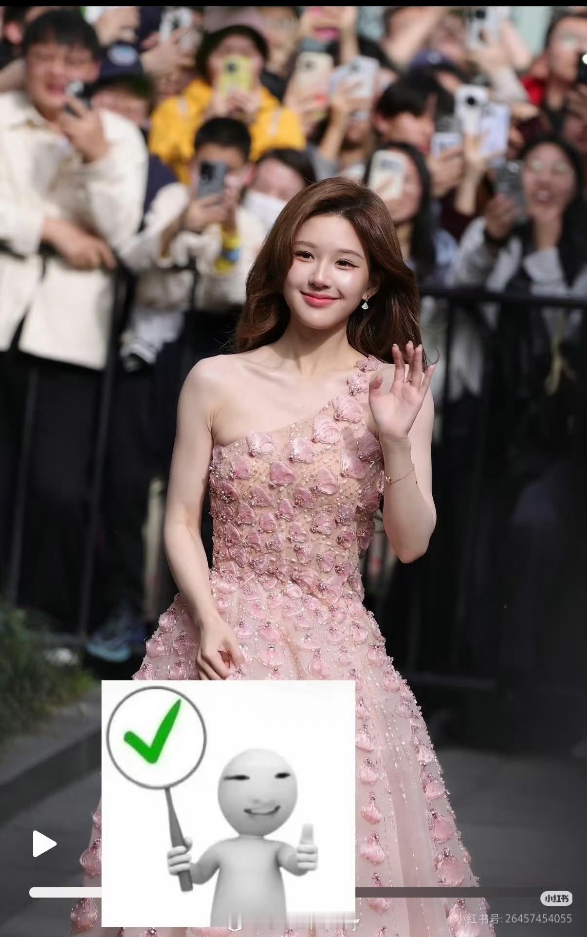 今天粉色公主裙的赵露思！好萌 