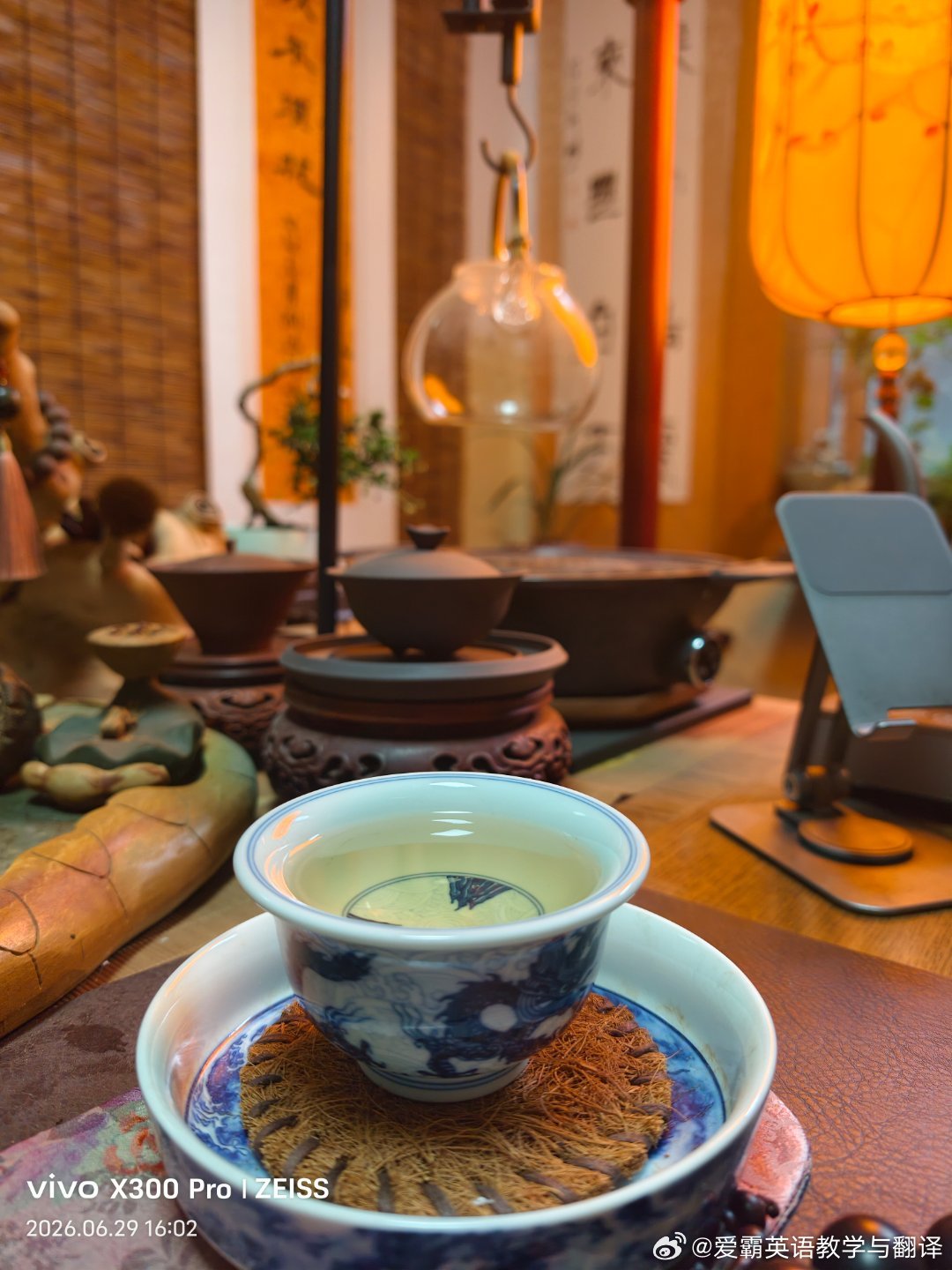 日光斜照，茶汤生暖。半生奔波，不过一杯闲茶，半日安然。 