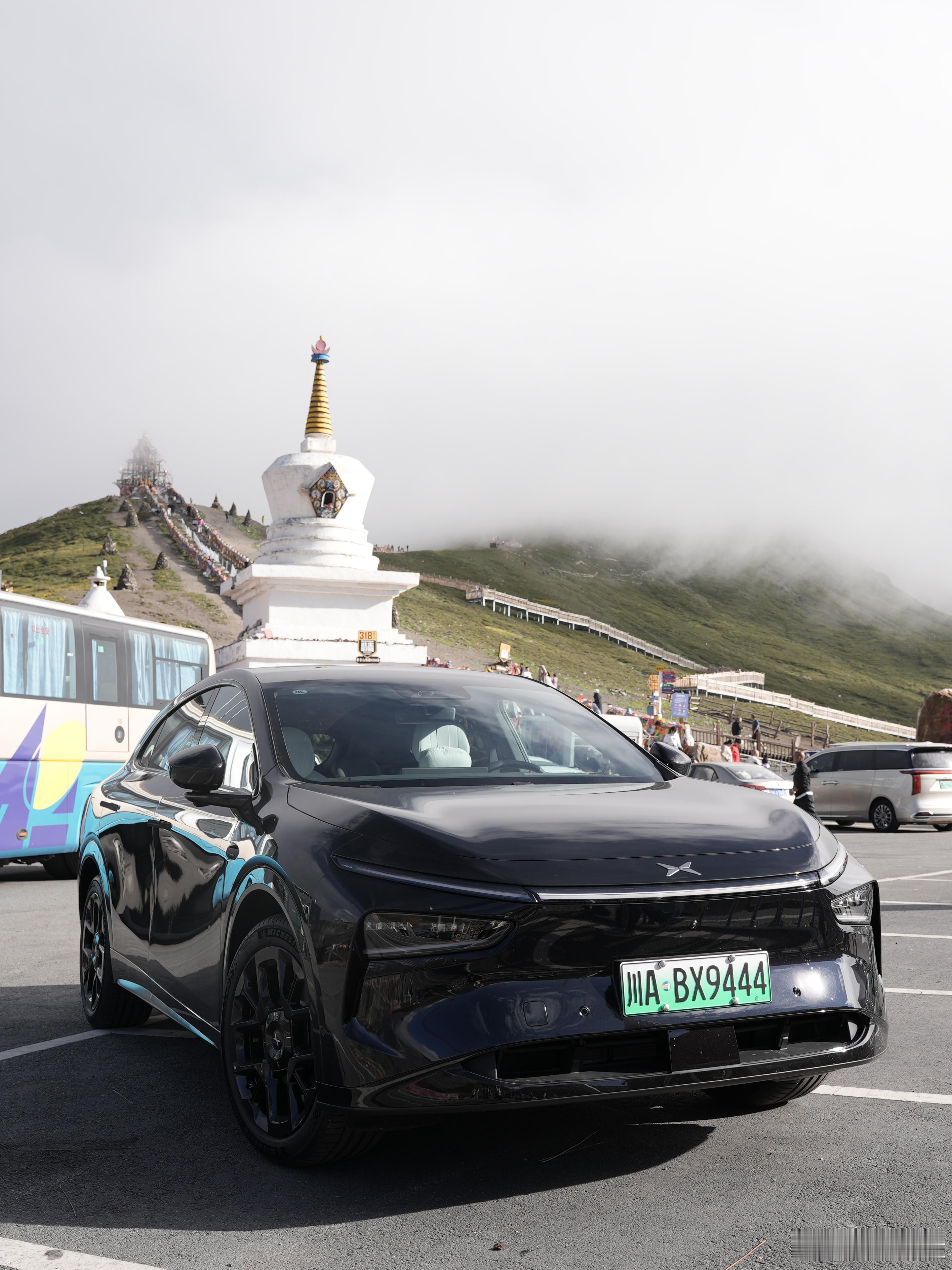 康定、理塘都能用小鹏的免费充电权益这太爽了，自费得接近两块钱一度[来抱抱]  ​
