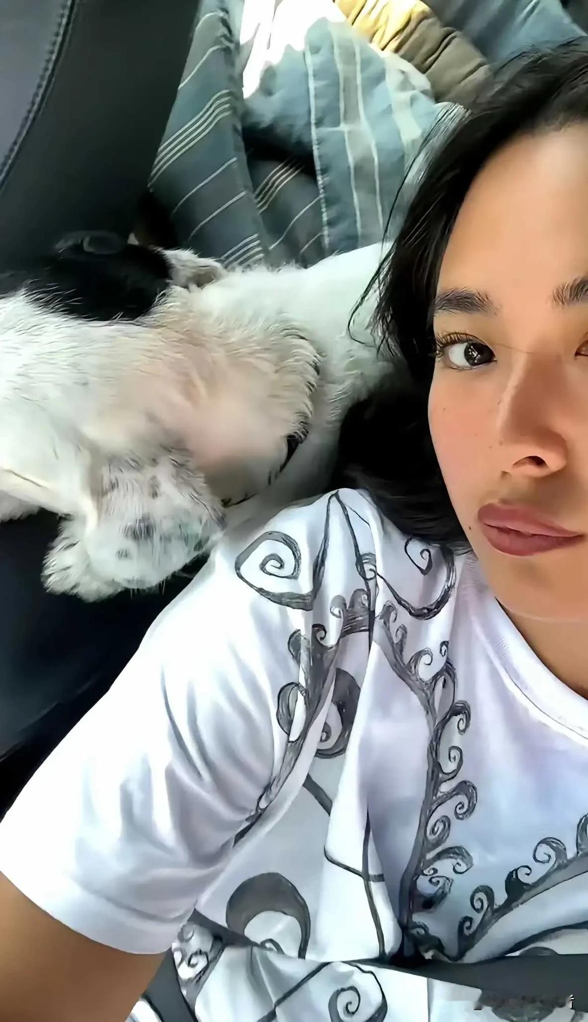 还好姜文的混血女儿不像姜文，要不然真的就没有现在的美丽，
姜文第一段婚姻是和法国
