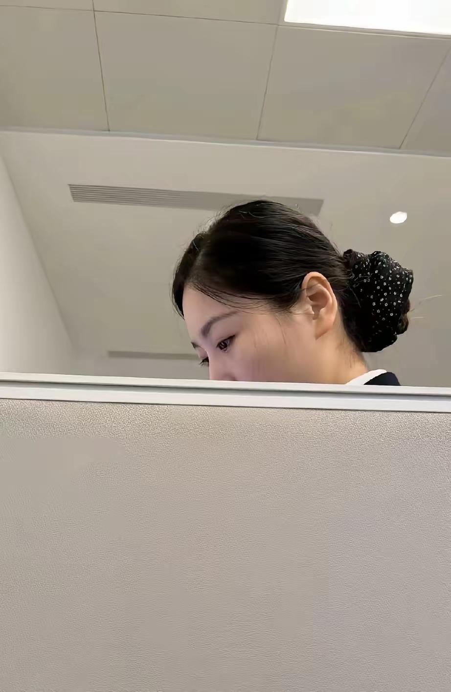 漂亮的女人有时候真的不需要看正脸！即便是看侧脸，看耳朵，看眼睛，看头型就知道她的
