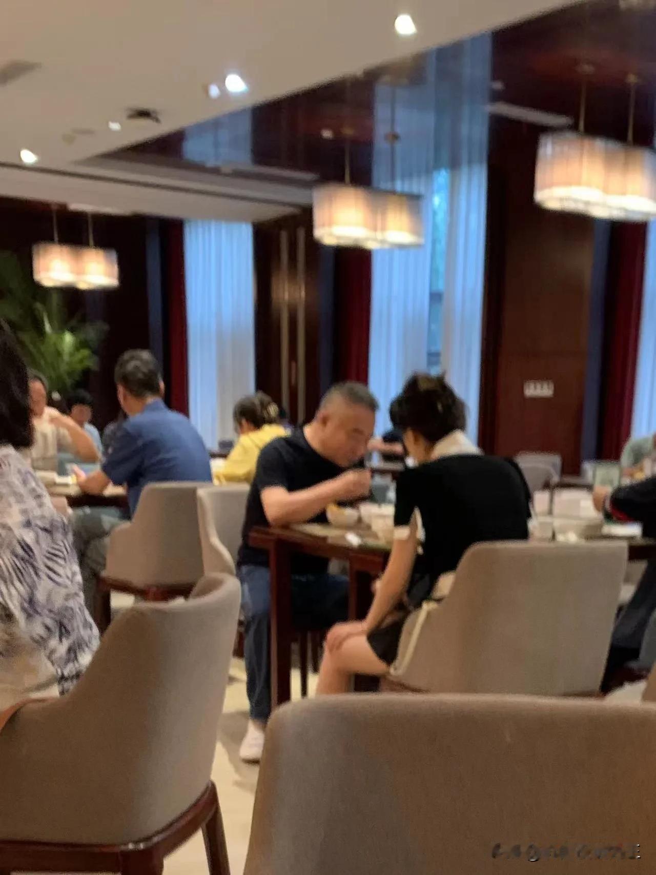 林园一个低调的大佬，专注消费、医药板块，虽然近一年多这两个板块表现差强人意，但林