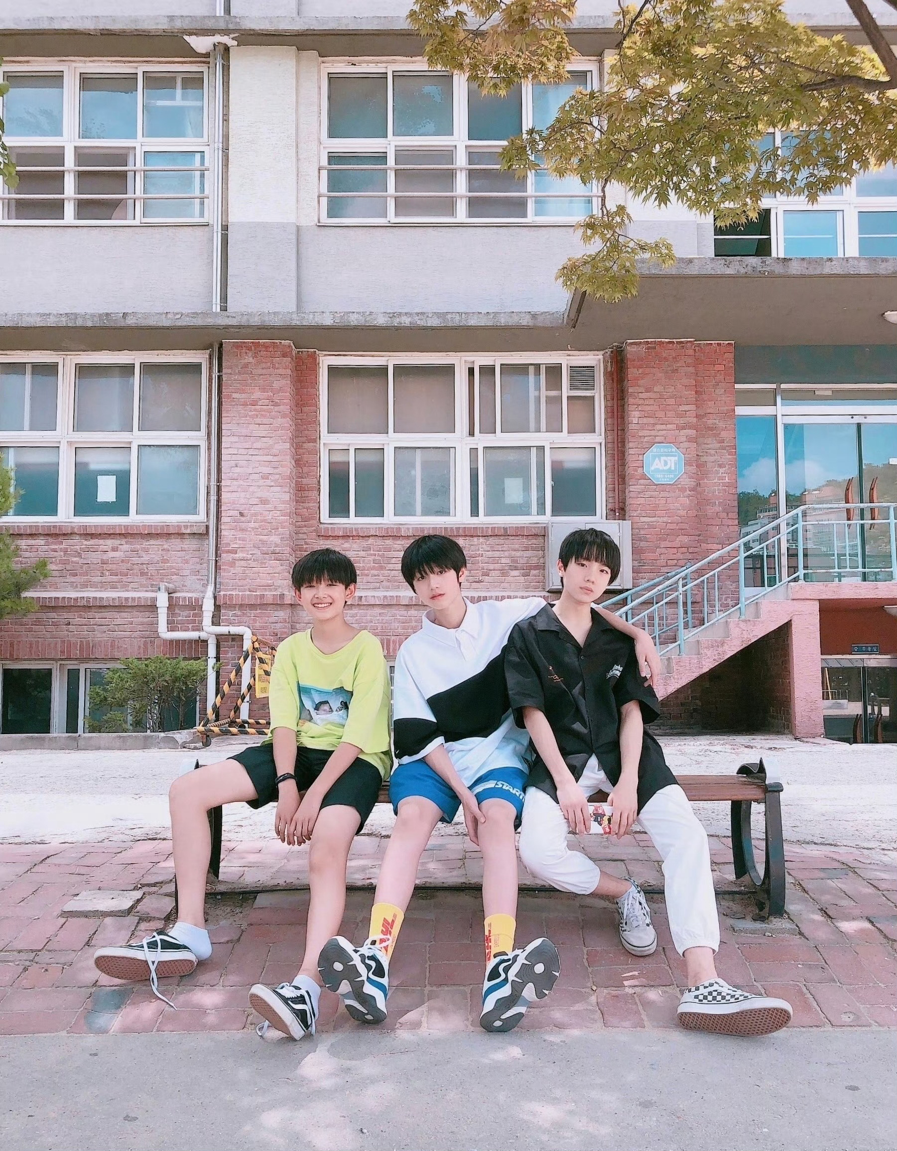 我年纪大了看他们小时候的照片觉得很美好  再早几年不喜欢看养成系小时候的物料 